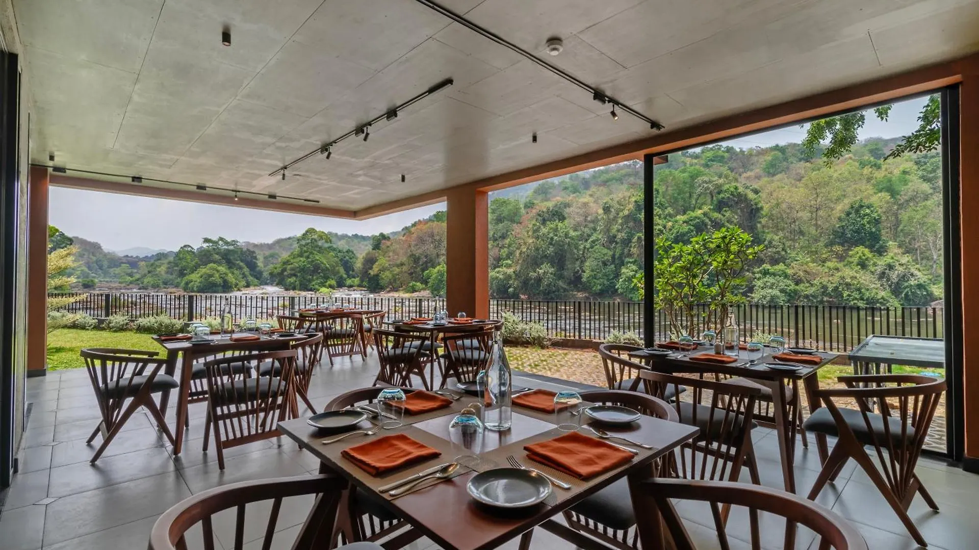 فندق Sterling Athirappilly Kallana 4*,